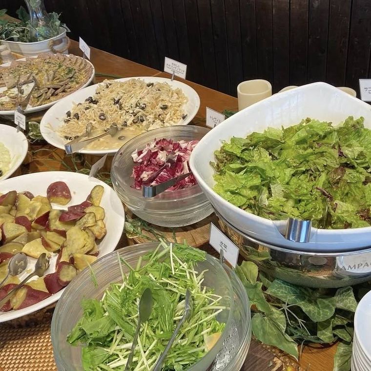 サラダビュッフェが盛りだくさんの店内