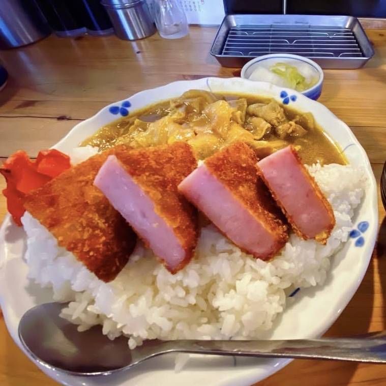 和風カレーと白ごはんに、分厚いハムカツが4切れのっている