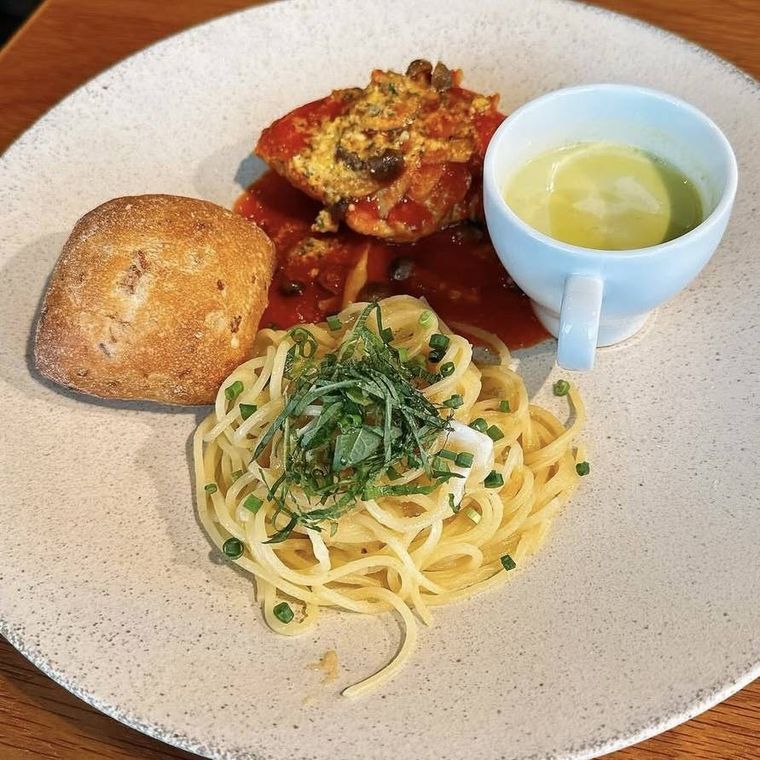 パスタやパン、スープ、前菜が盛り合わせられたブルーガーデンのランチ