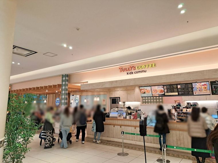 白を基調としたタリーズコーヒー キッズコミュ グランツリー武蔵小杉店の外観