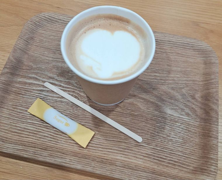 ホットカフェラテがトレーにのった様子