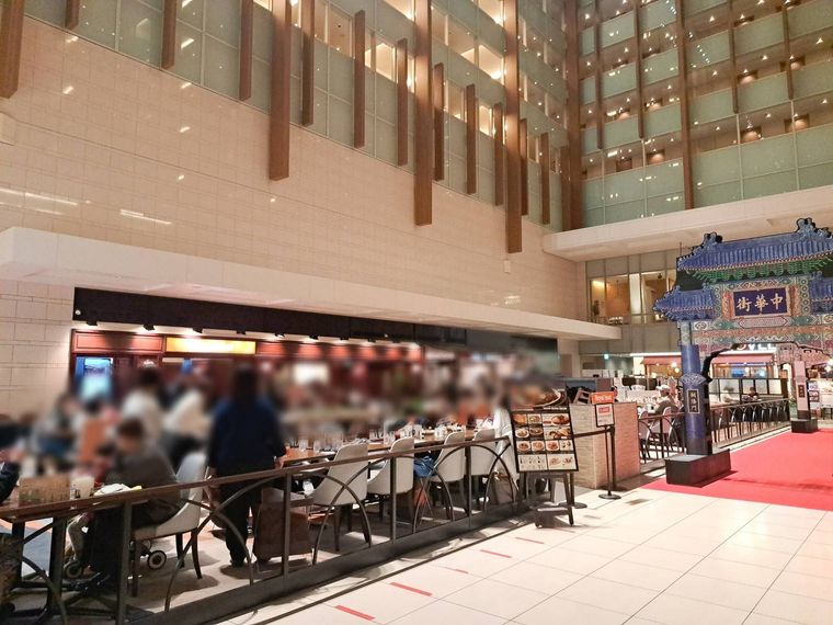 白とブラウンを基調とした、ロイヤルホスト 新横浜駅ビル店の外観