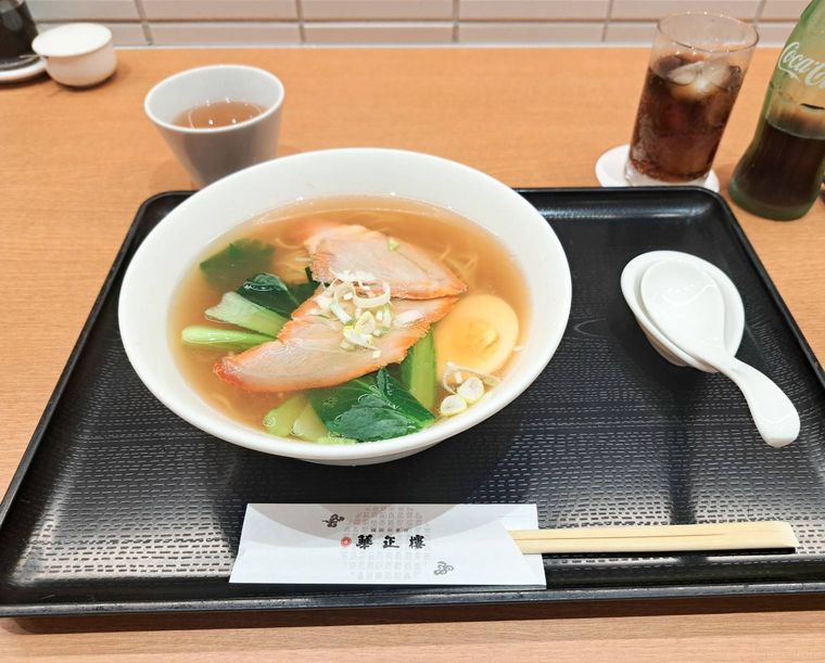 拉麺 つゆそばが黒のトレーにのせられた様子