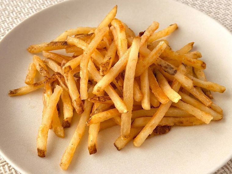 フライパンで焼きたココス監修 カリカリポテトが皿に盛り付けられている様子