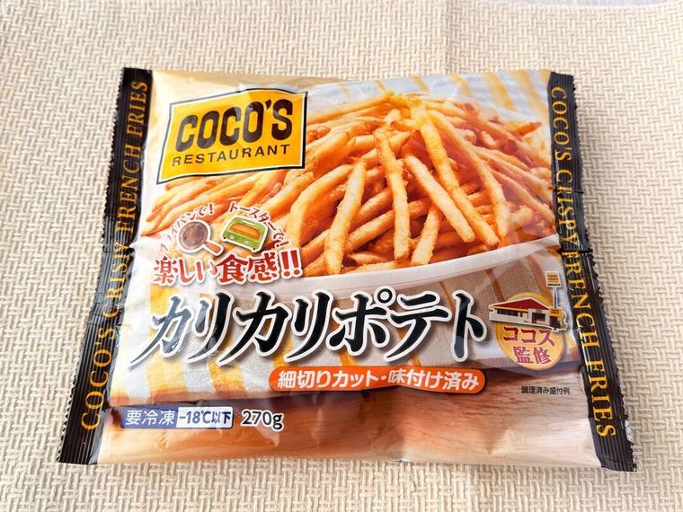 ココス監修 カリカリポテトのパッケージがテーブルの上に置かれている様子