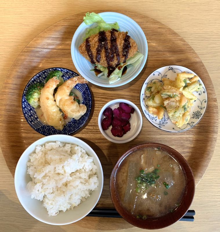 3種類のおかずとごはん、みそ汁などを盛り付けた海と畑のデリごはん