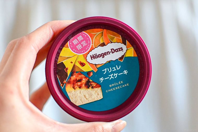 アイスのカップを持っているところ