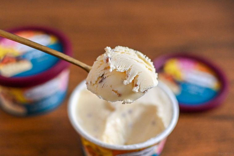 アイスをスプーンですくっているところ