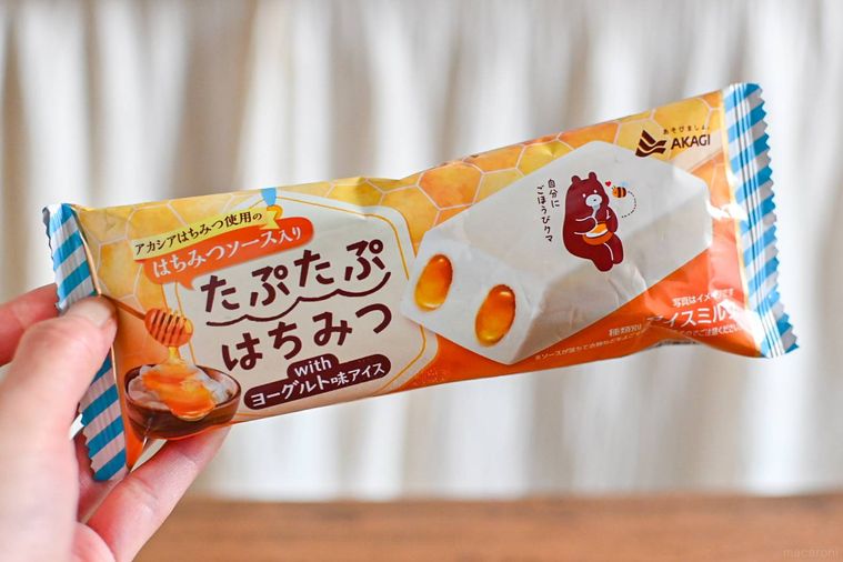 アイスのパッケージを持っているところ