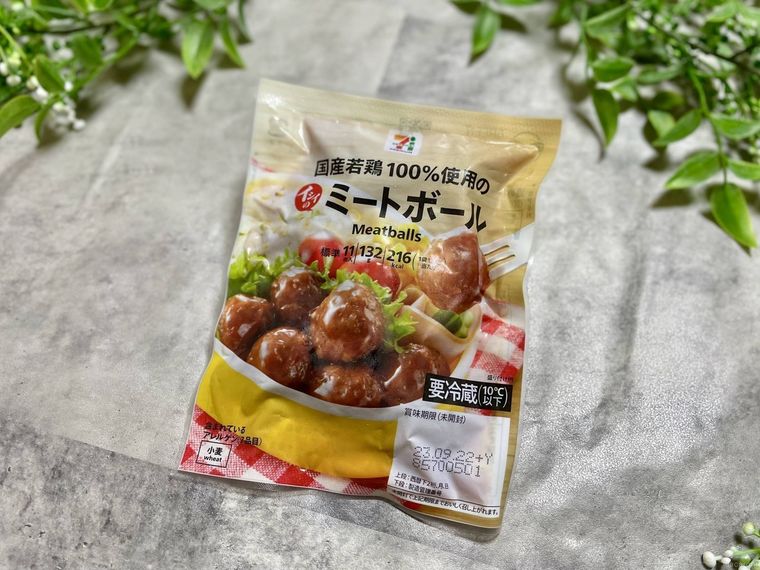 パッケージに包まれたセブンのミートボールが置かれている