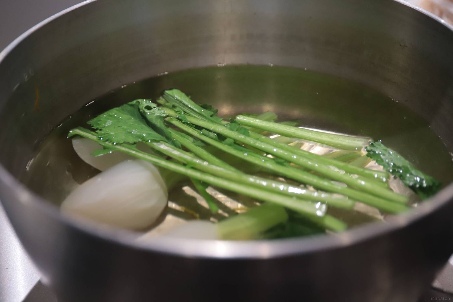 出汁にかぶが浮かんでいる