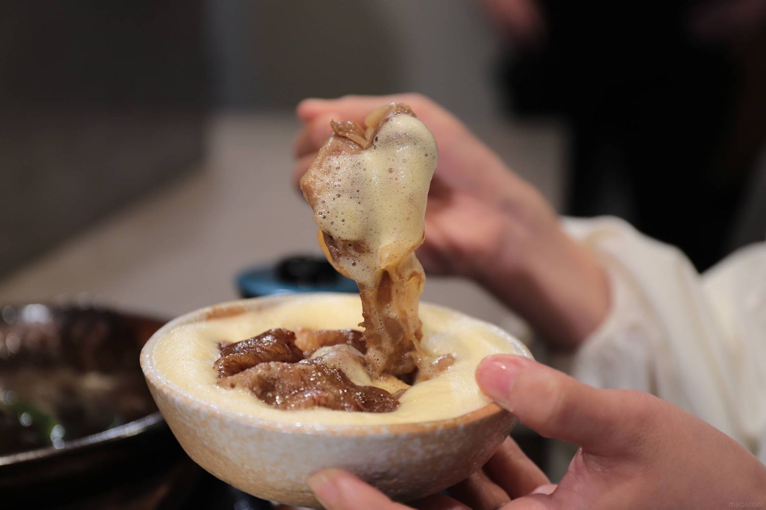 卵に肉をつけている