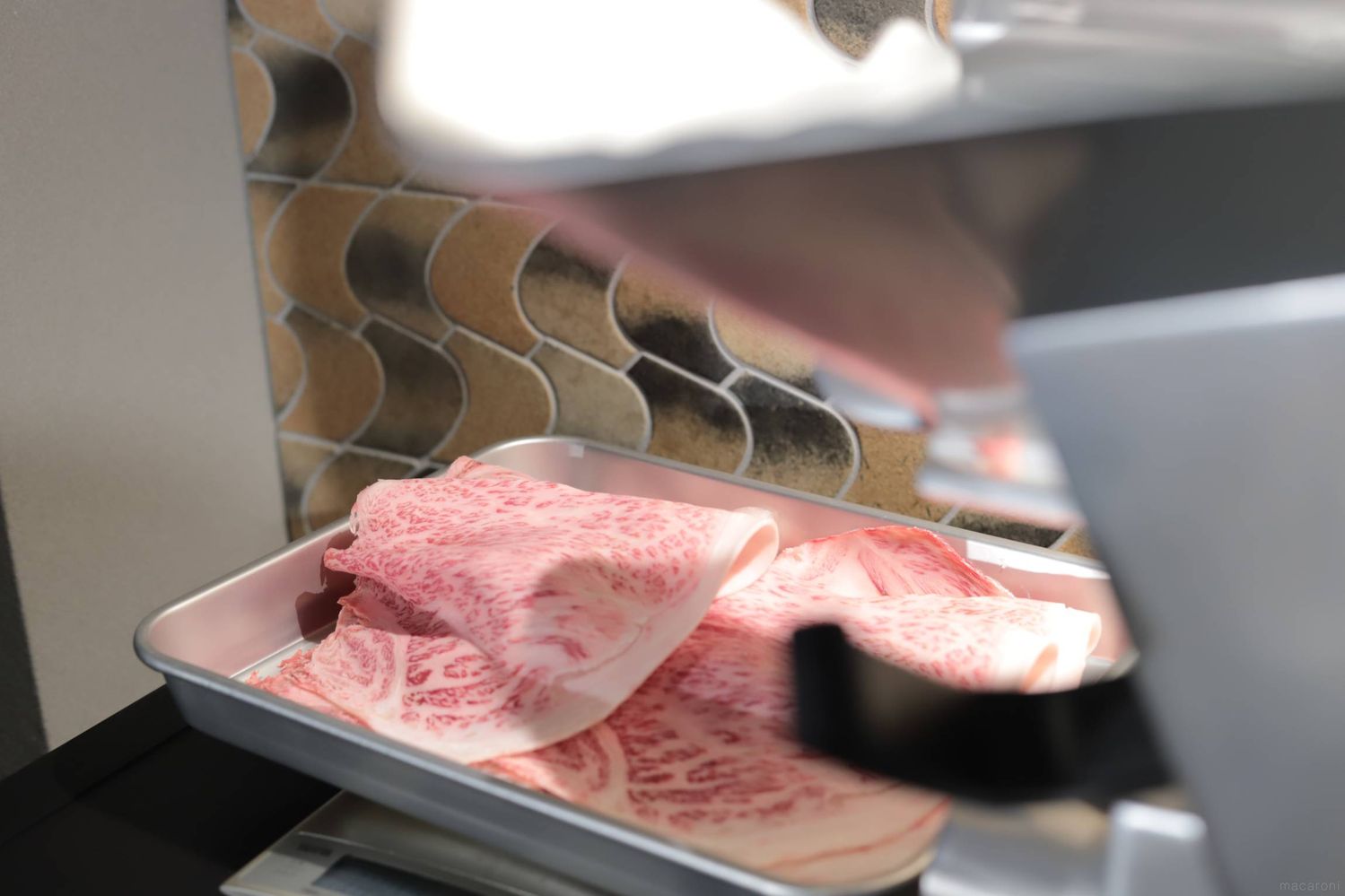 和牛をスライス