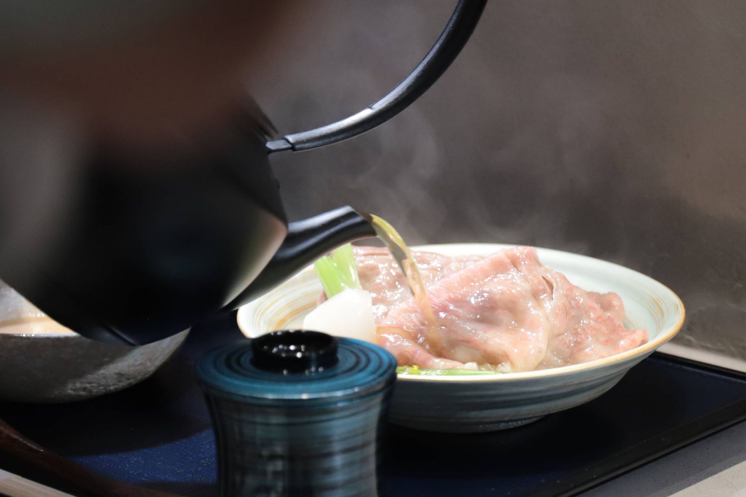 出汁を注いでいる