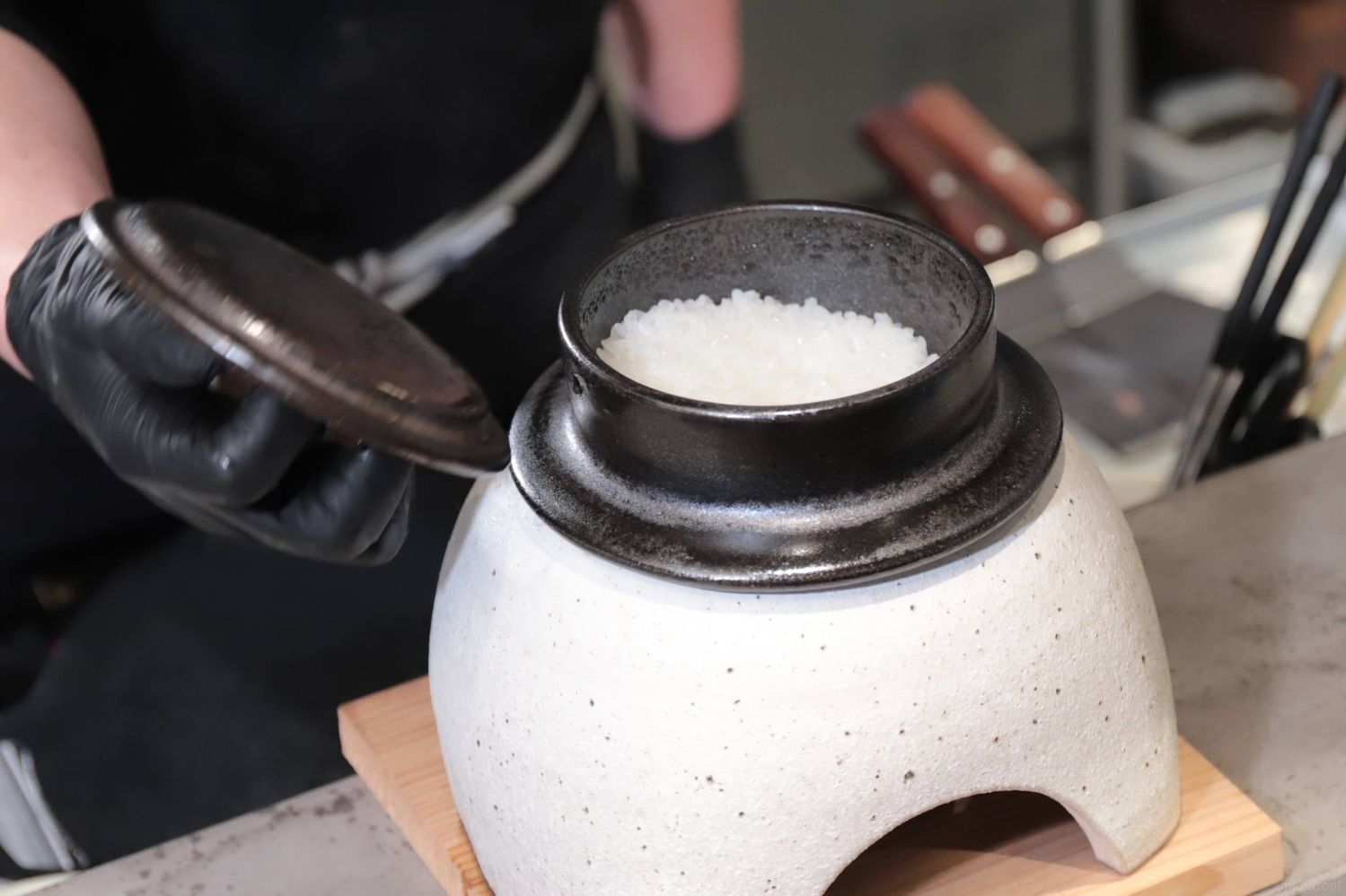 かまどのふたを開けている