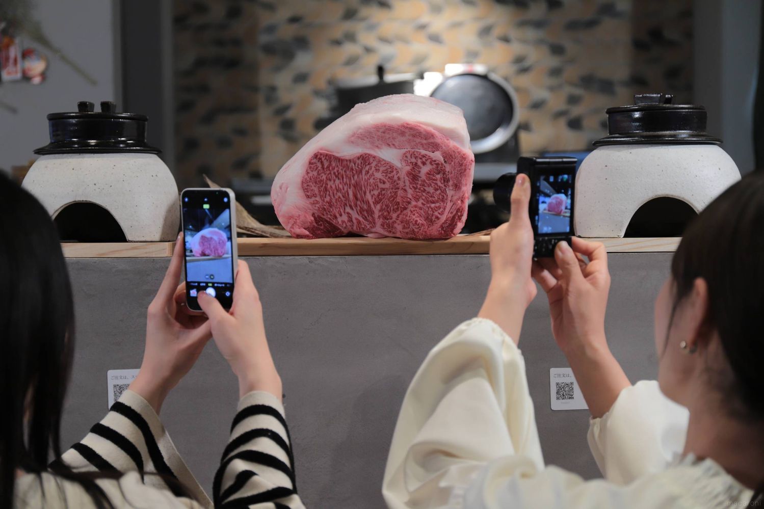 和牛を撮る女性