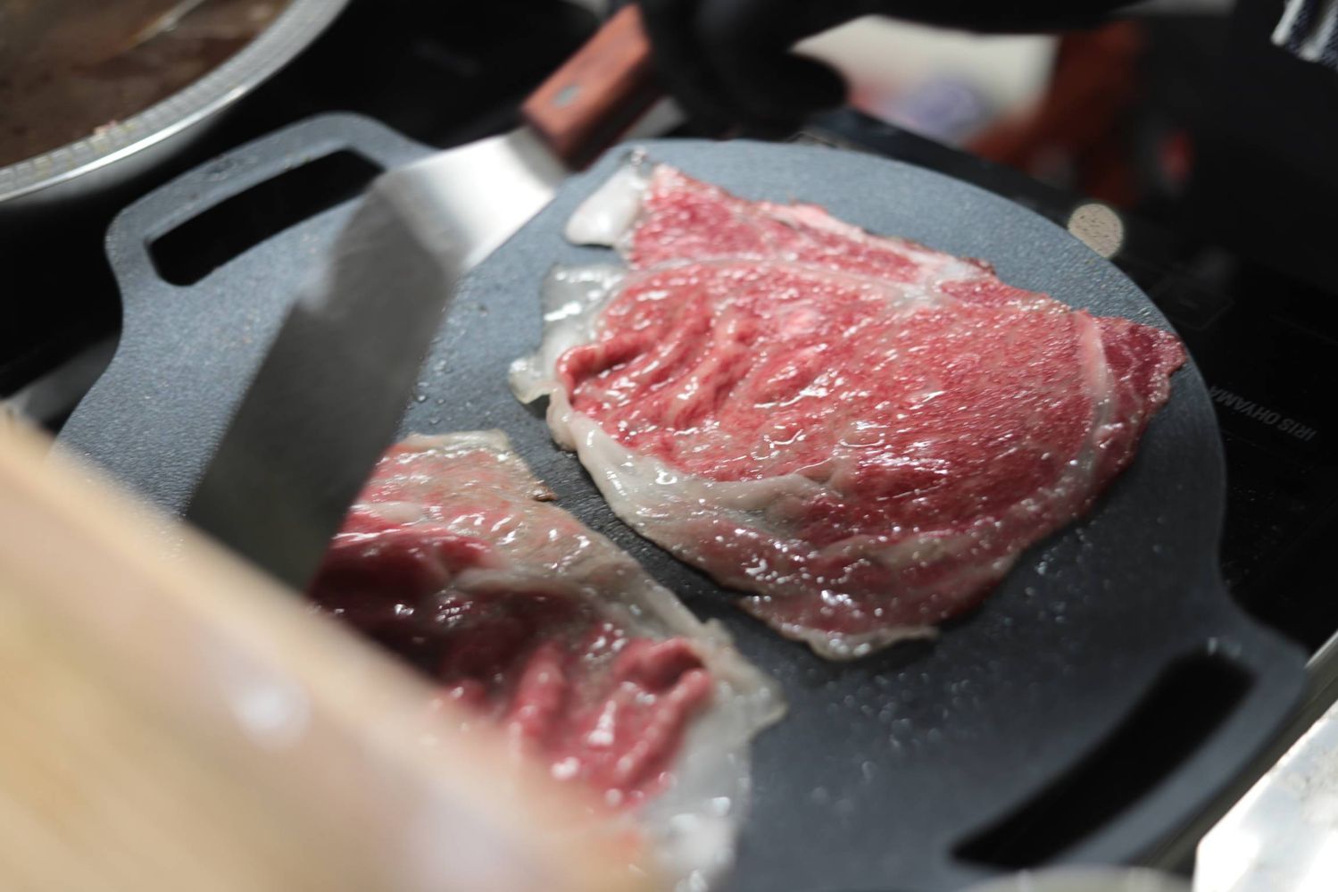 肉を焼いている