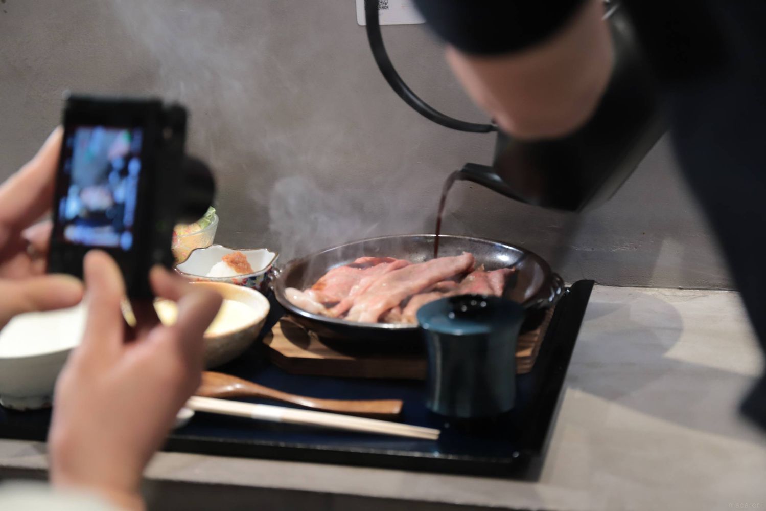 出汁を注いでいる