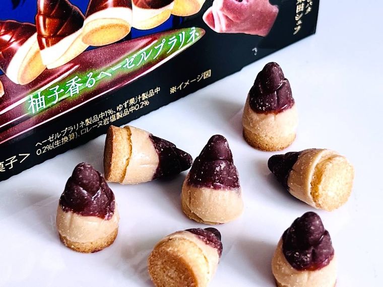 たけのこの里シェ・シバタ 柚子香るヘーゼルプラリネを皿に出した様子