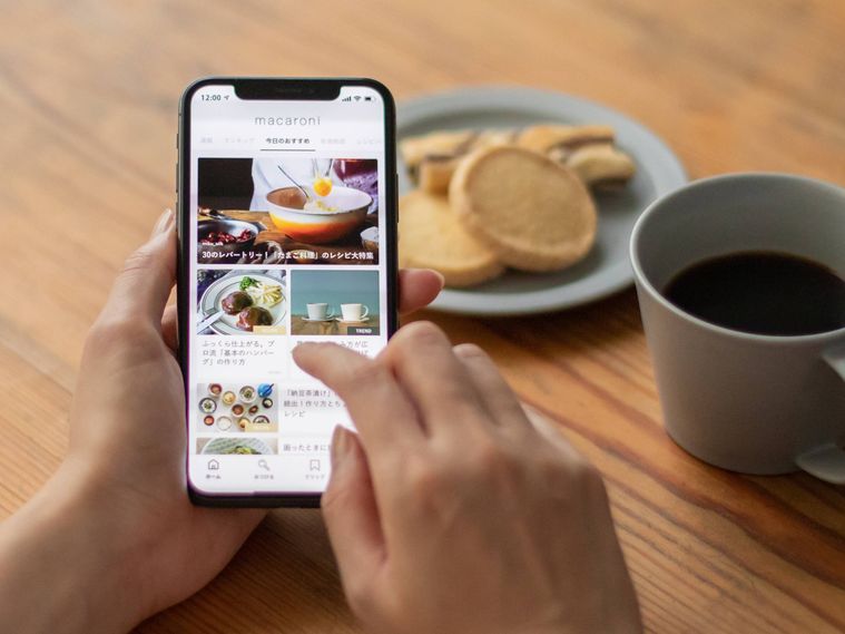 アプリ画面を操作する指