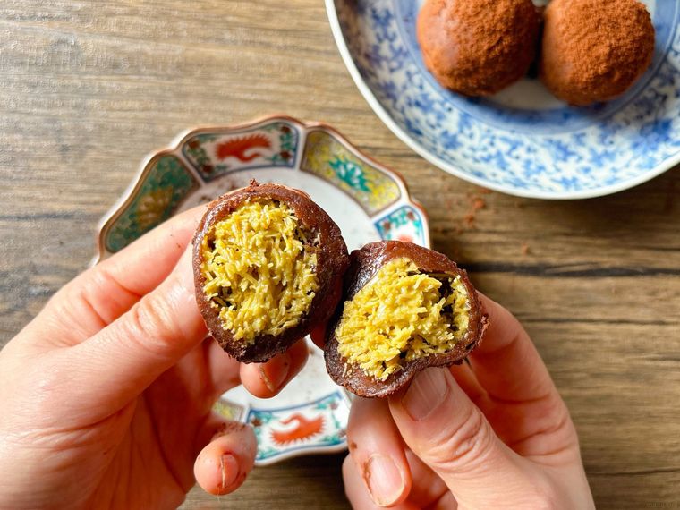 カットしたドバイもちクッキーを手で持った様子