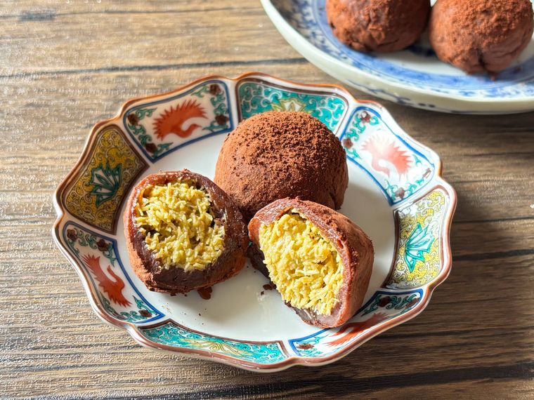 和皿に盛られたカットしたドバイもちクッキー