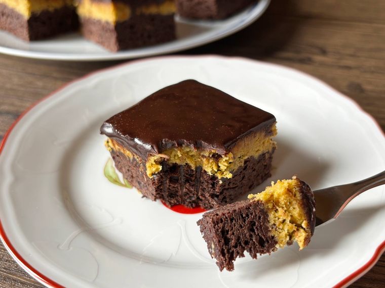 ドバイチョコブラウニーをフォークでカットした様子