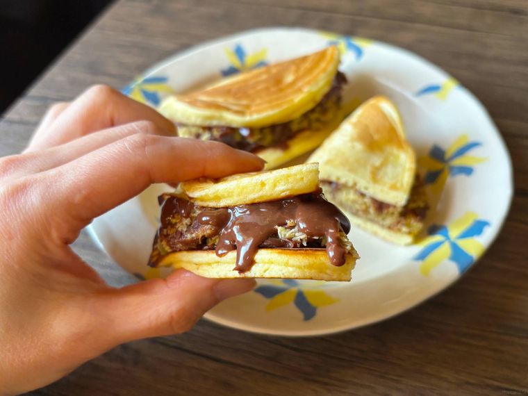 カットしたドバイチョコホットクを手に持つ様子
