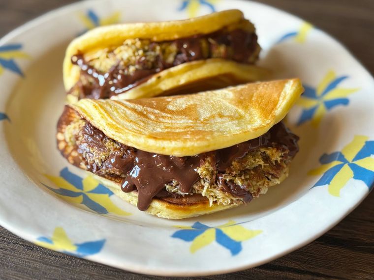 白色の皿に盛られた2つのドバイチョコホットク