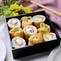 クリームチーズで贅沢 サーモンアボカドのロールいなり