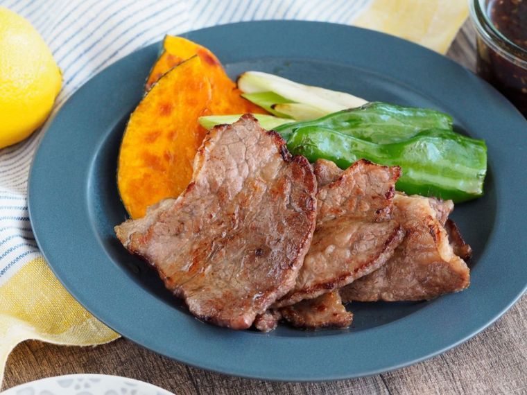 青い皿に盛り付けられた焼き肉