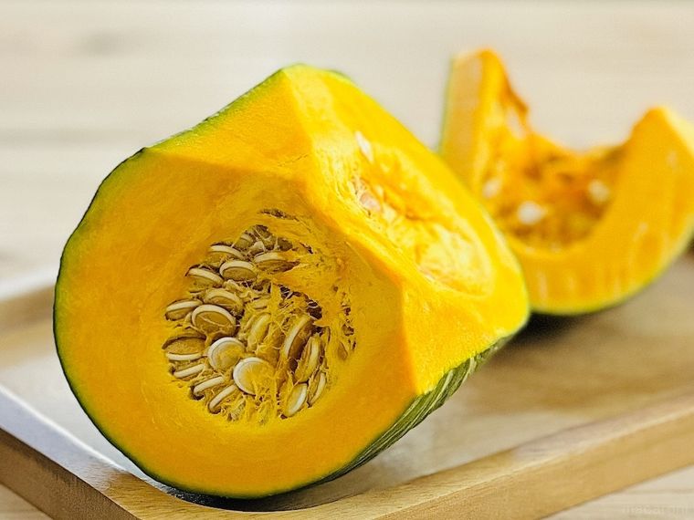 お盆の上にカットかぼちゃが置かれている