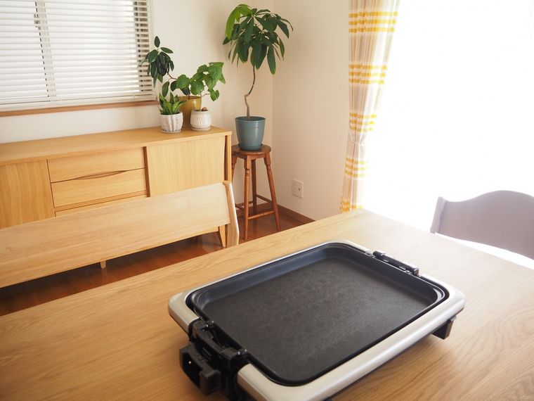 テーブルに置かれたホットプレート