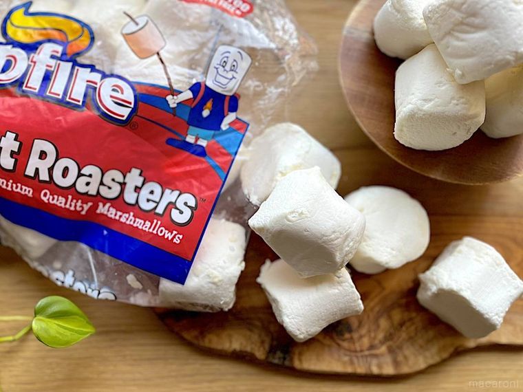 コストコのマシュマロを袋から出しているところ