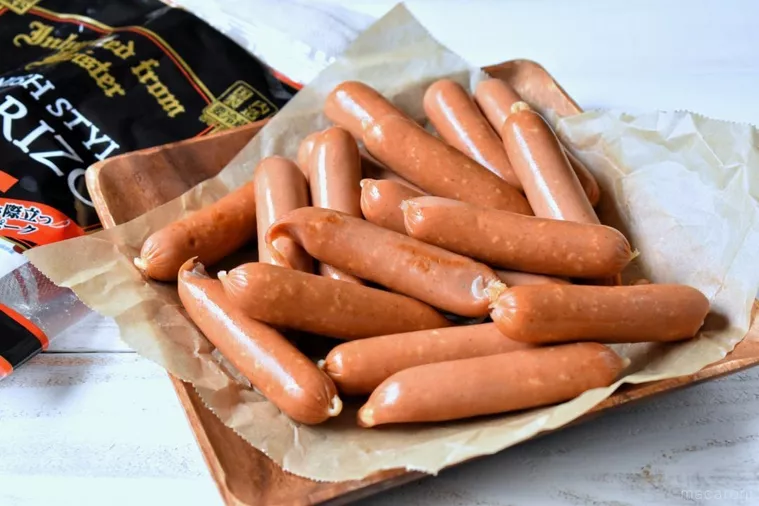 袋から出した皿いっぱいのウインナー