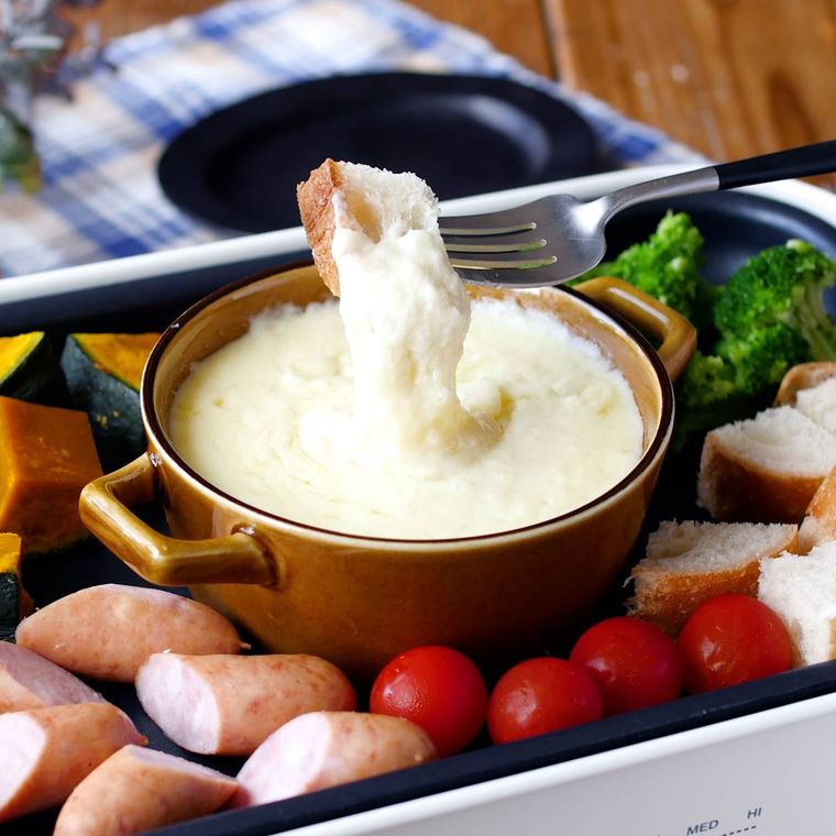 ホットプレートでチーズフォンデュをしている様子