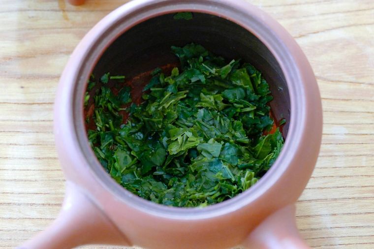 茶殻が入っている急須