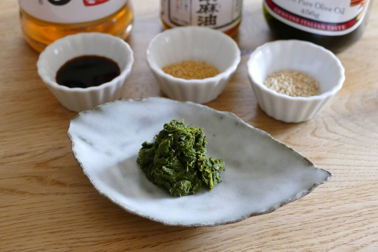 数種類の調味料と茶殻が並ぶテーブル