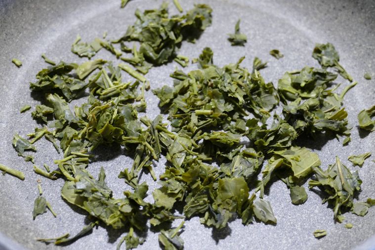 茶殻をフライパンで乾煎りする様子
