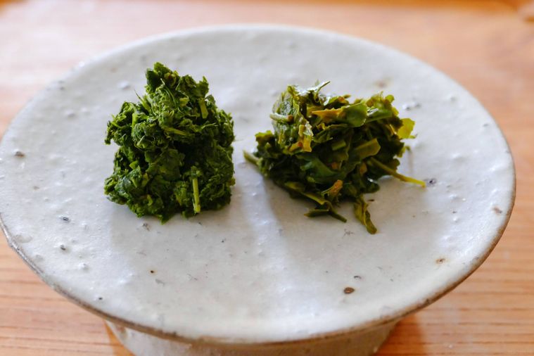 2種類の茶殻をのせた皿