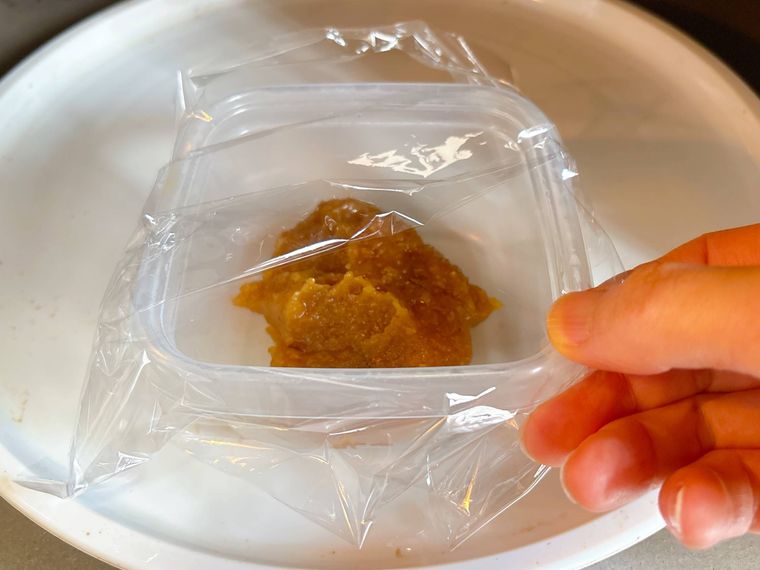 密閉容器に入った田楽味噌をレンジ加熱する様子