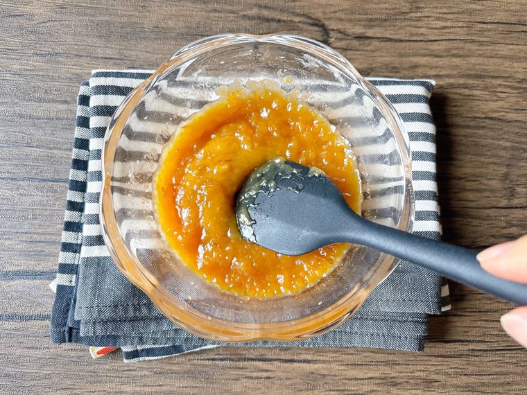 レンジ加熱した田楽味噌を混ぜる様子