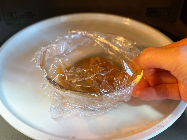 レンジにラップをふんわりかけた器を入れる様子