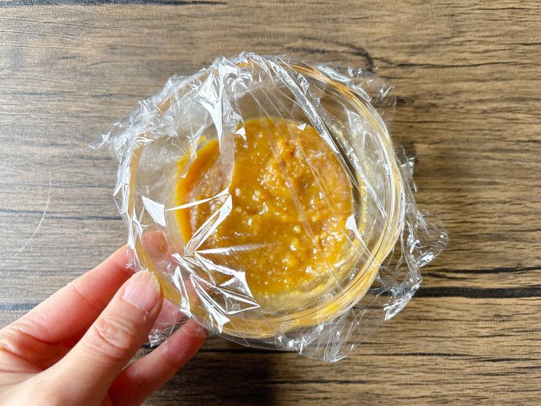 調味料が入った器にラップをふんわりかけたもの