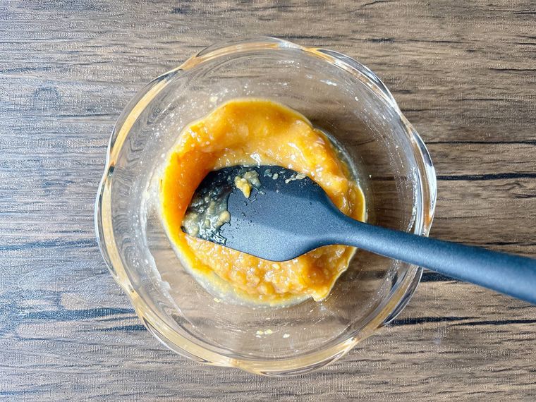 耐熱皿に調味料を入れる様子