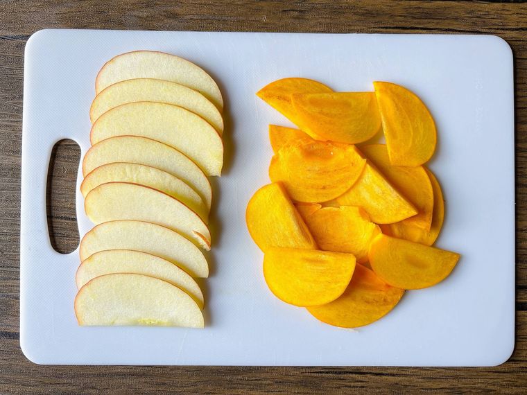 薄くスライスしたりんご、柿