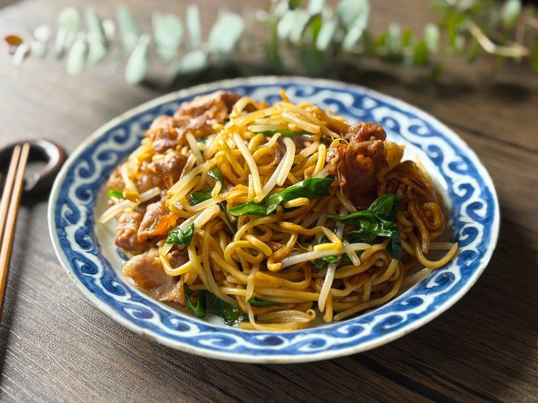 青色の和皿に盛られた日田焼きそば