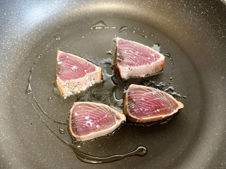カツオのたたきをフライパンで焼く様子