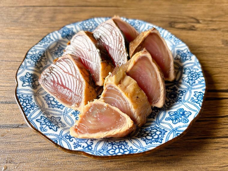 和皿に盛られたカツオのたたき