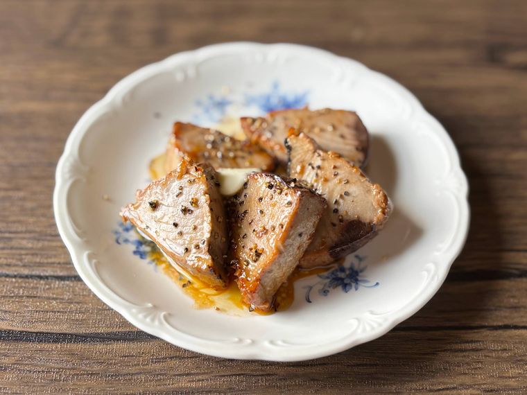 白色の洋皿に盛られたカツオのたたきのバター醤油焼き